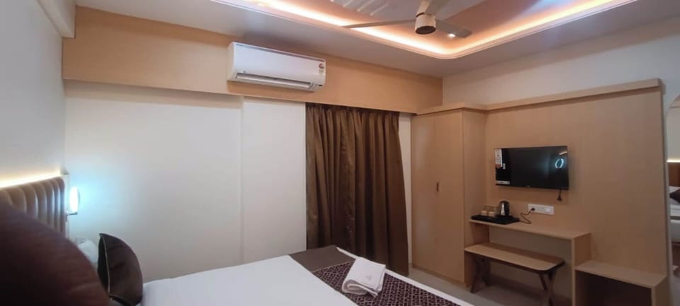Economy Room | Desk