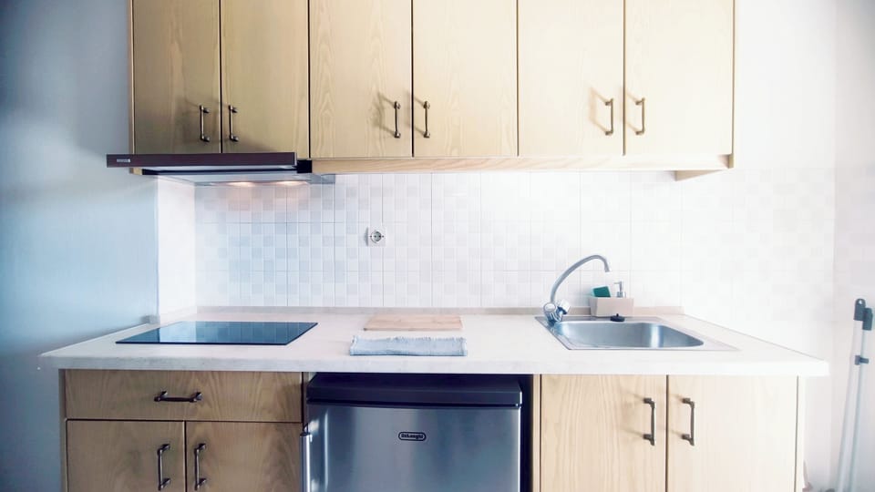 Coffee/tea maker, electric kettle, highchair, dining tables