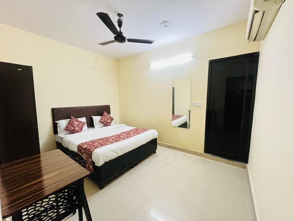 Deluxe Double Room, Balcony | Desk, free WiFi, bed sheets