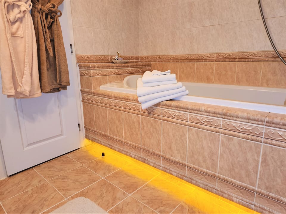 Exclusive Room | Bathroom | Free toiletries, bathrobes, slippers, soap