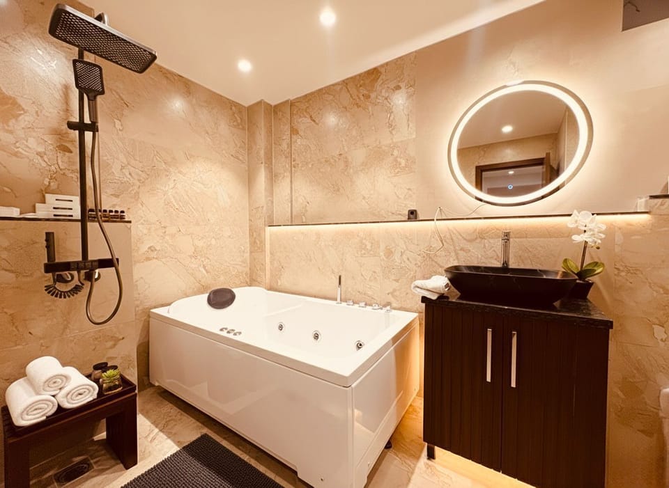 Deluxe Double Room, Balcony, Hill View | Bathroom