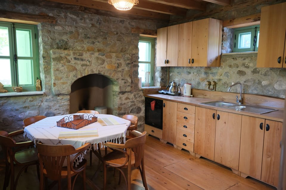 Traditional House, Garden View | Private kitchen | Mini-fridge, microwave, cookware/dishes/utensils