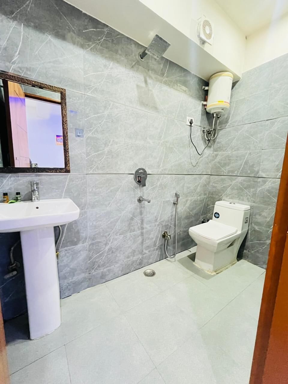 Deluxe Double Room, Balcony | Bathroom | Shower, towels, soap, toilet paper