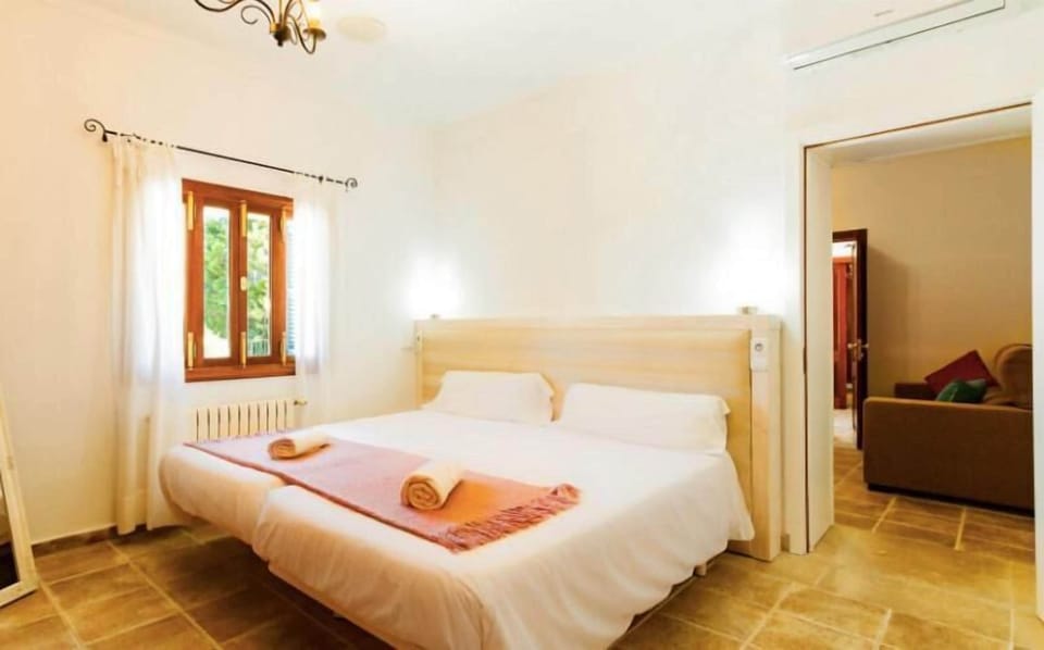 Laptop workspace, free WiFi