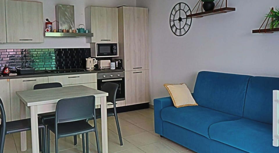 Comfort Apartment, 1 Queen Bed with Sofa bed, Balcony, Partial Sea View | Private kitchen