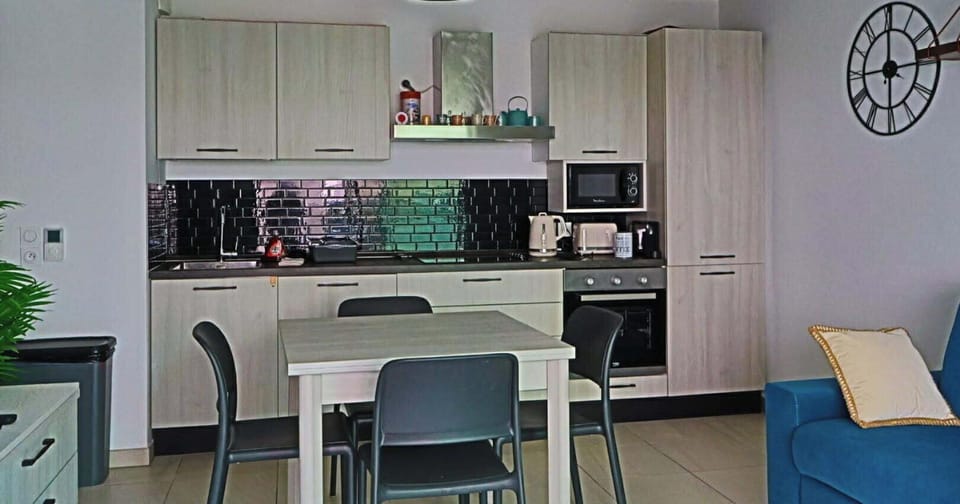 Comfort Apartment, 1 Queen Bed with Sofa bed, Balcony, Partial Sea View | Private kitchen