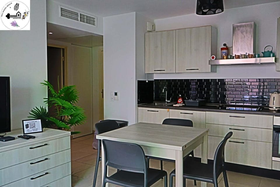 Comfort Apartment, 1 Queen Bed with Sofa bed, Balcony, Partial Sea View | Private kitchen