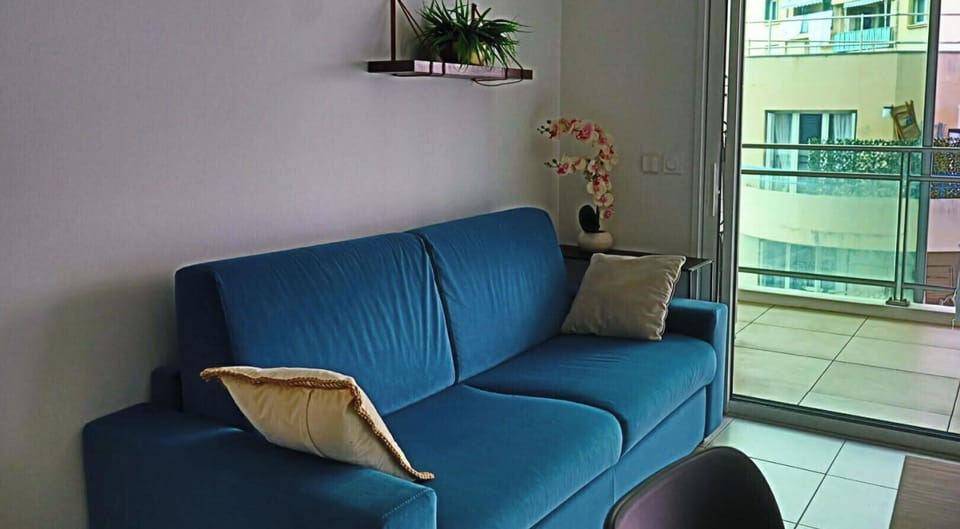 Comfort Apartment, 1 Queen Bed with Sofa bed, Balcony, Partial Sea View | Living area