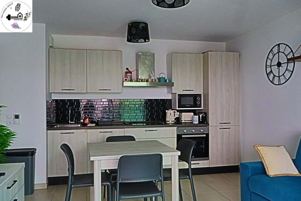 Comfort Apartment, 1 Queen Bed with Sofa bed, Balcony, Partial Sea View | Private kitchen