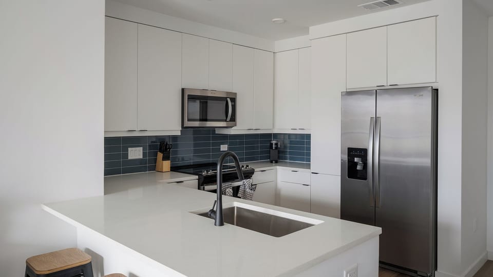 Apartment (2 Bedrooms) | Private kitchen | Fridge, microwave, oven, stovetop