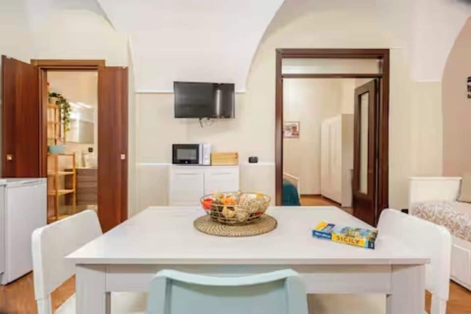 Comfort House, 1 Double Bed with Sofa bed, Kitchen, City View | Dining