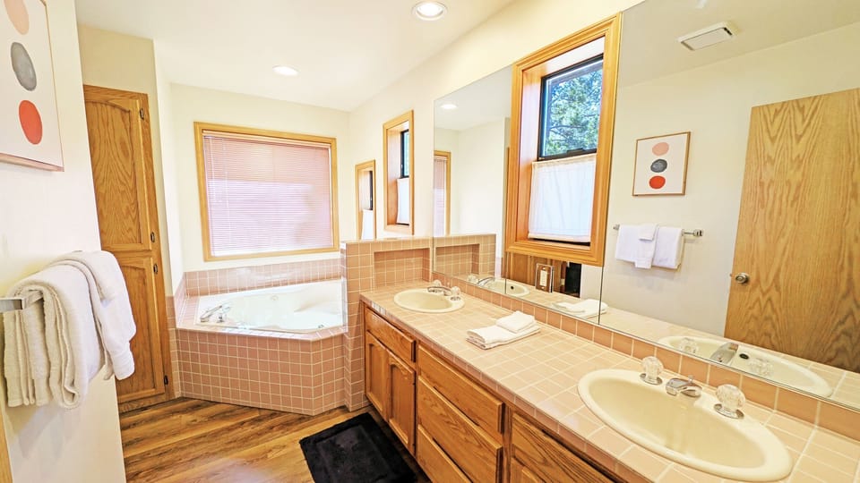 Alpine Hot Tub Retreat With Sharc Access Cottage in Sunriver