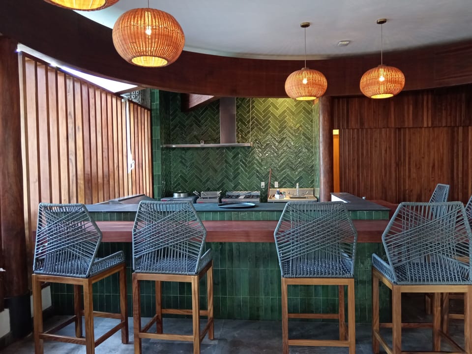 6 restaurants, breakfast, lunch, dinner served; Mexican cuisine