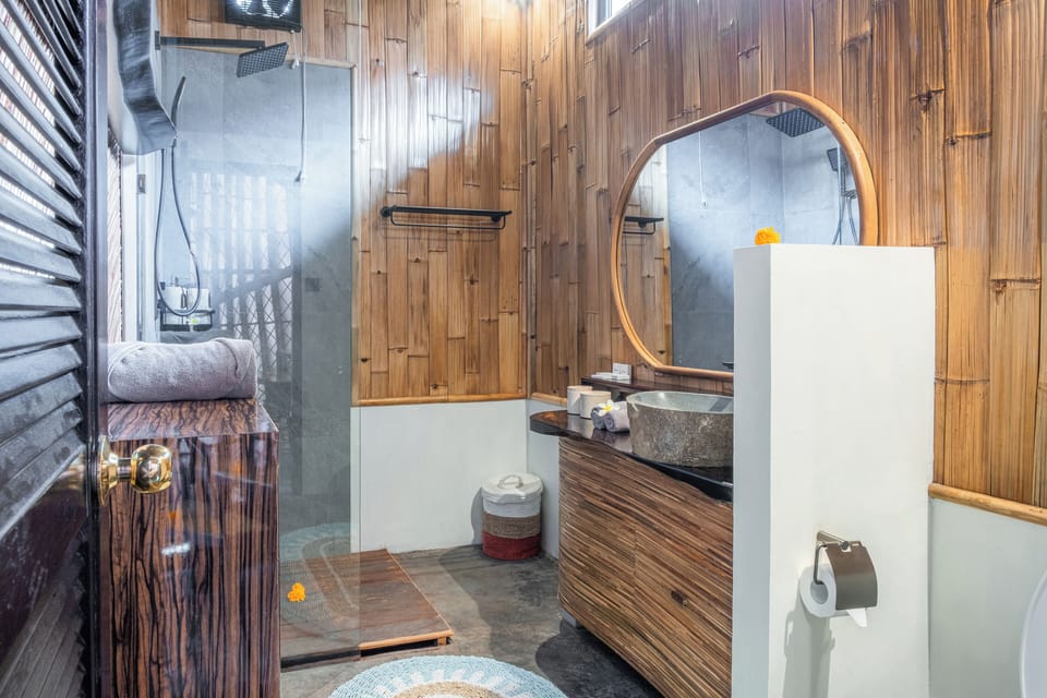 Romantic Duplex, Private Pool, Park View | Bathroom | Shower, free toiletries, hair dryer, slippers