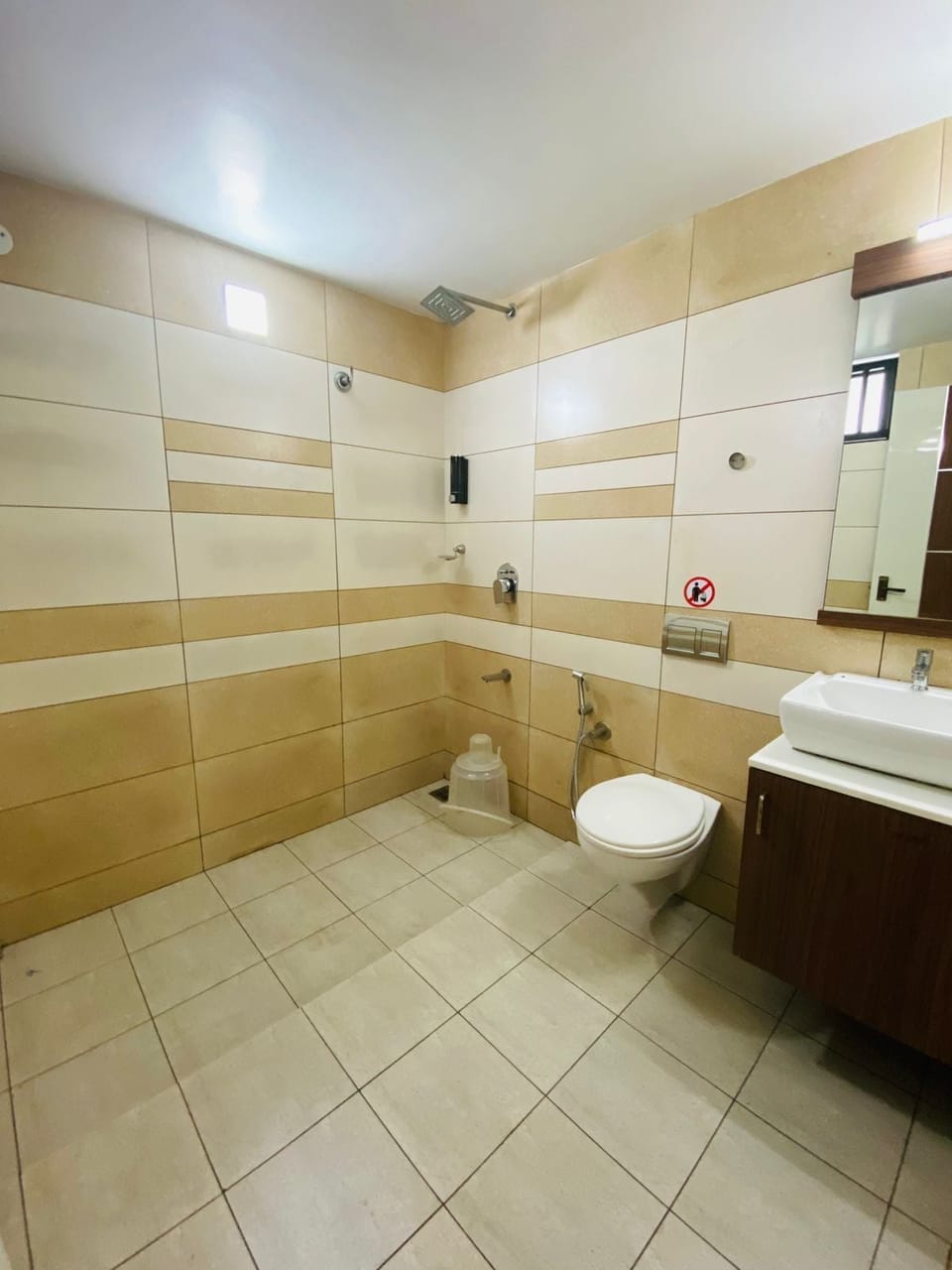 Family Double Room, Lake View | Bathroom | Shower, free toiletries, towels, shampoo