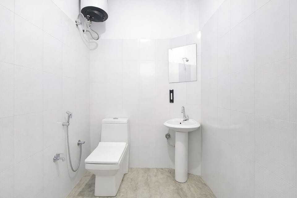 Deluxe Room | Bathroom | Shower, rainfall showerhead, free toiletries, towels