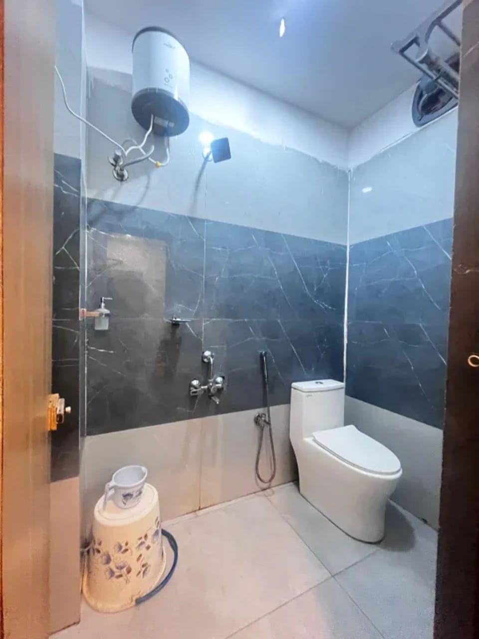 Shower, rainfall showerhead, free toiletries, towels