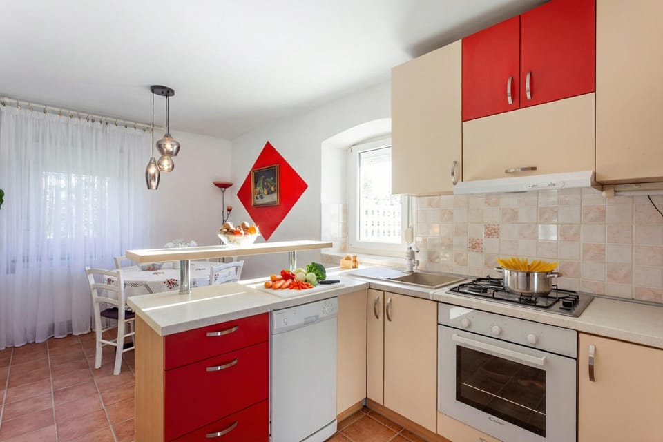 Standard House, 3 Bedrooms, 2 Bathrooms (Holiday Home Cadjo with private Pool) | Private kitchen