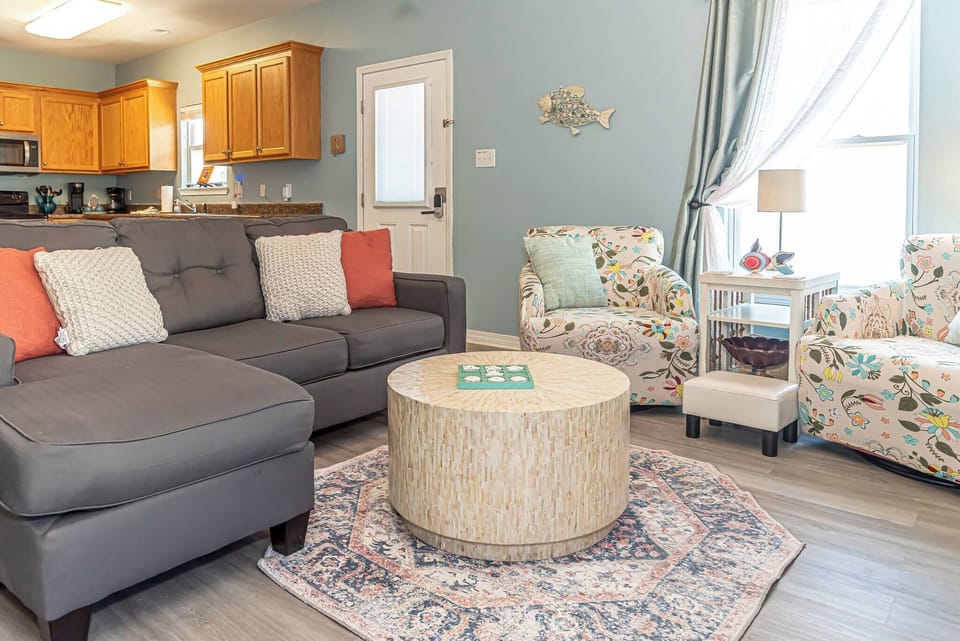 House, 3 Bedrooms, Smoking, Balcony | Living room | Books