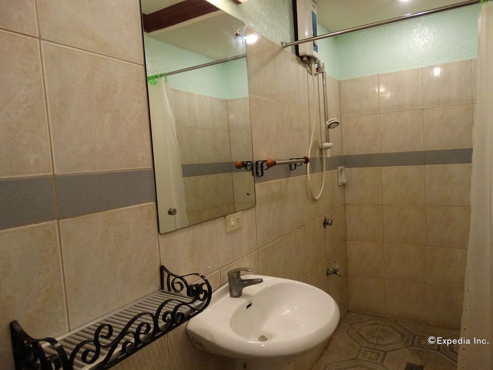 Family Room | Bathroom | Shower, free toiletries, towels