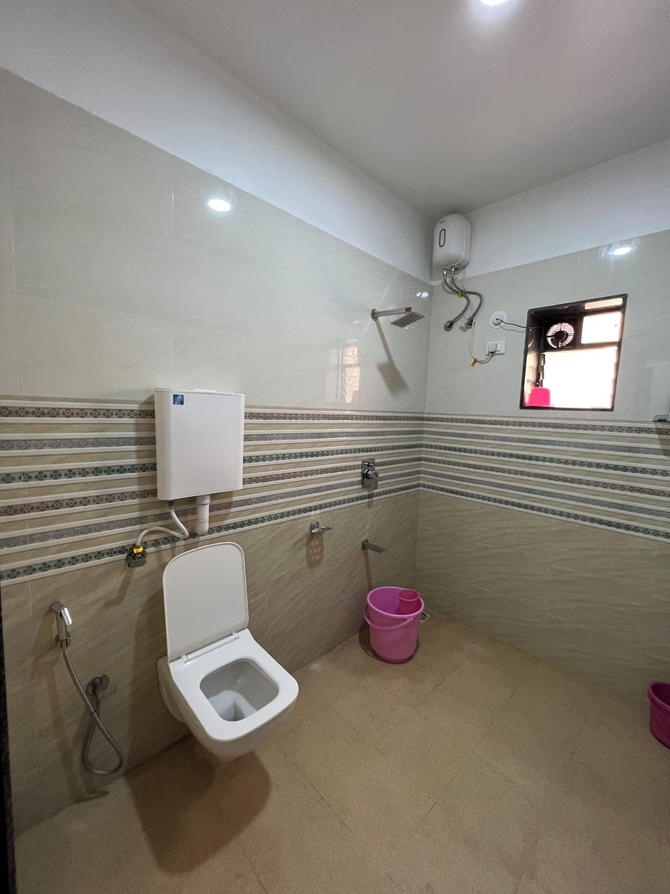 Deluxe Room | Bathroom | Shower, bidet, towels, soap