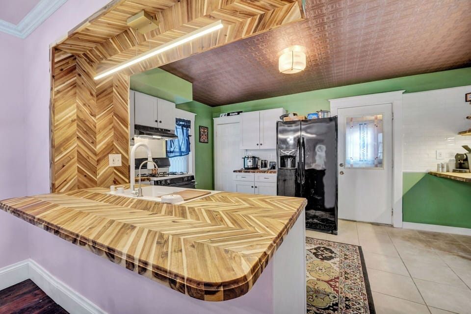 Full-size fridge, microwave, oven, stovetop