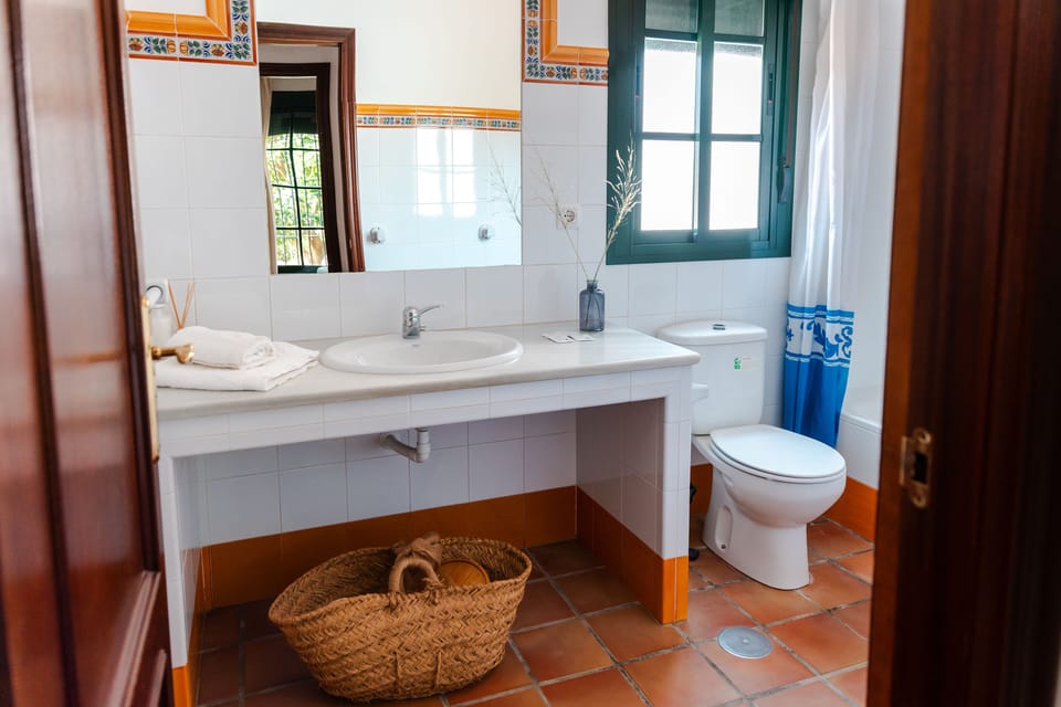 Standard Twin Room | Bathroom | Bathtub, towels, soap, shampoo