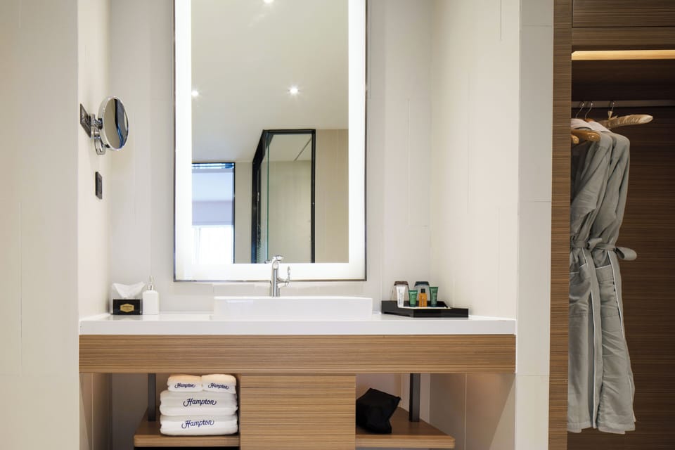 Single Room, 1 Queen Bed, City View | Bathroom | Hair dryer, slippers, towels, shampoo