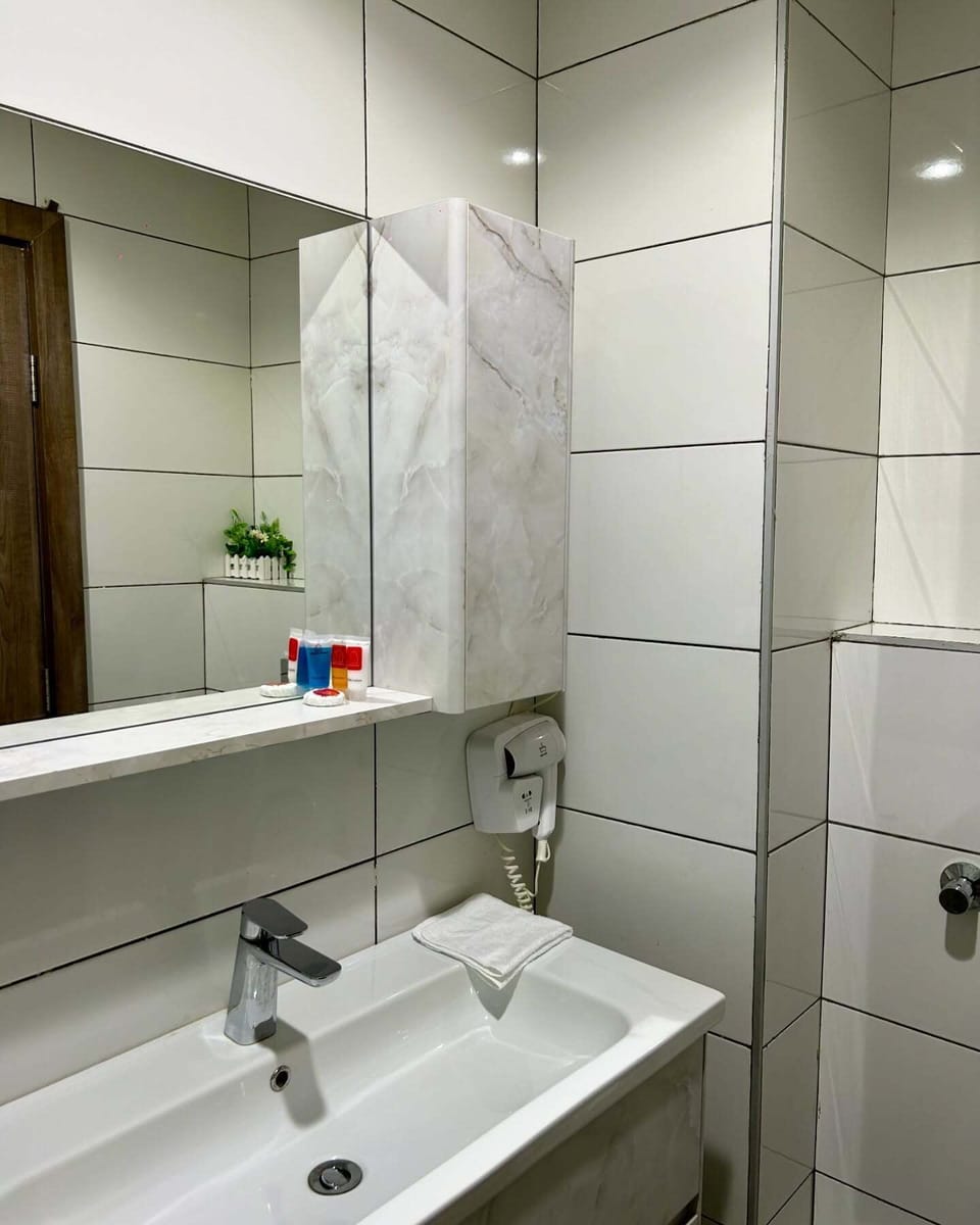 Junior Room, Balcony, City View | Bathroom | Hair dryer, towels, soap, shampoo