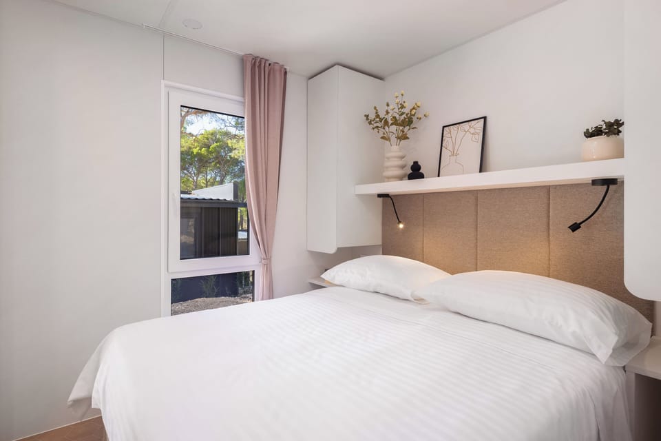 In-room safe, blackout drapes, free WiFi