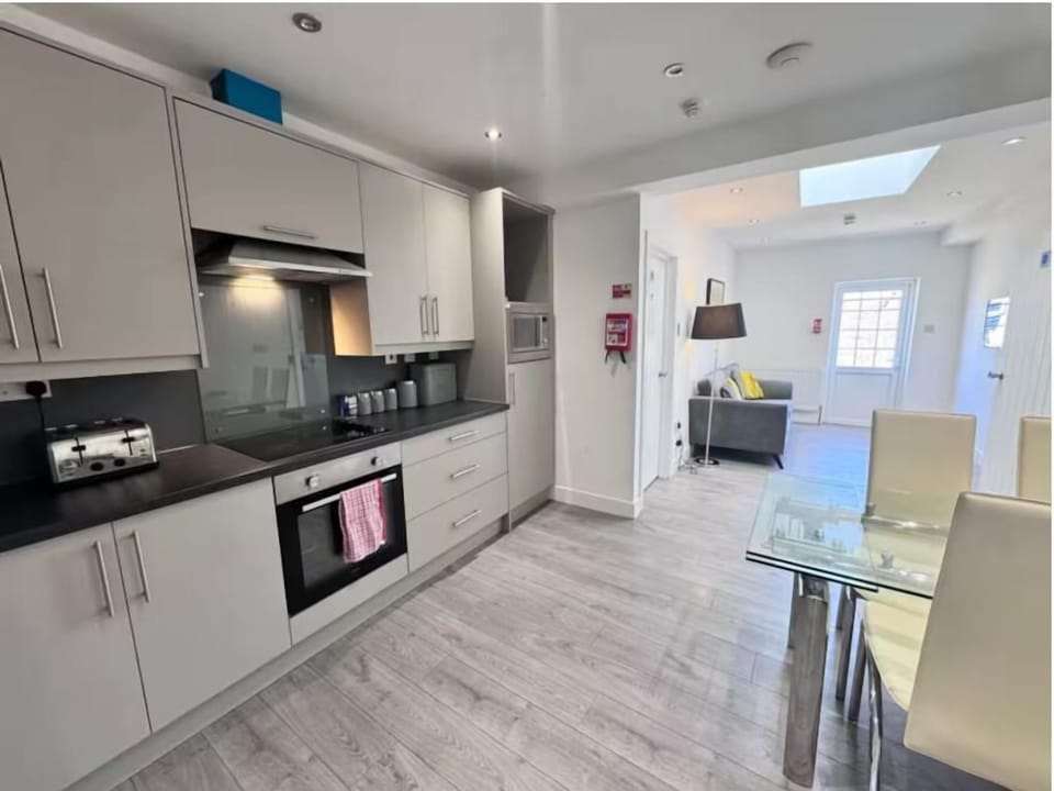 Comfort Double Room, 1 King Bed, Private Bathroom | Shared kitchen | Full-size fridge, microwave, oven, toaster