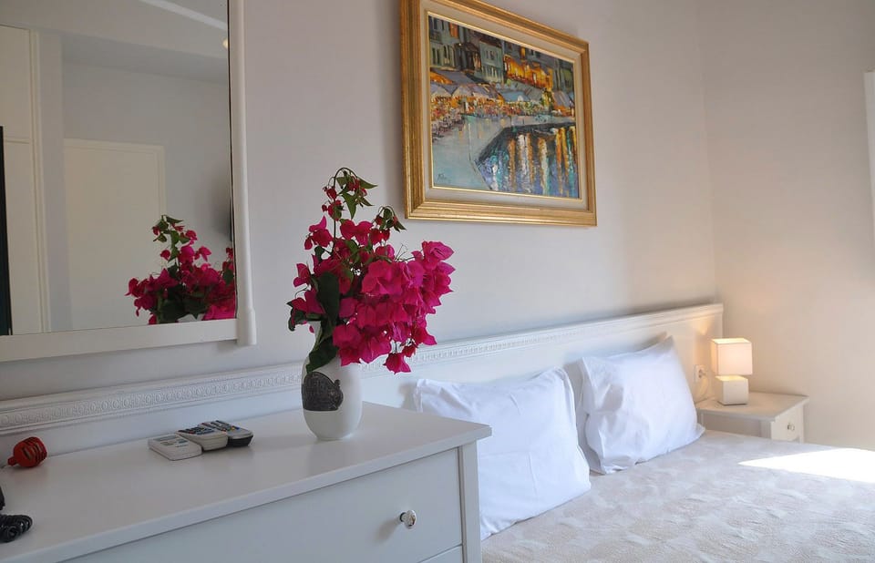 Minibar, in-room safe, WiFi (free), bed sheets