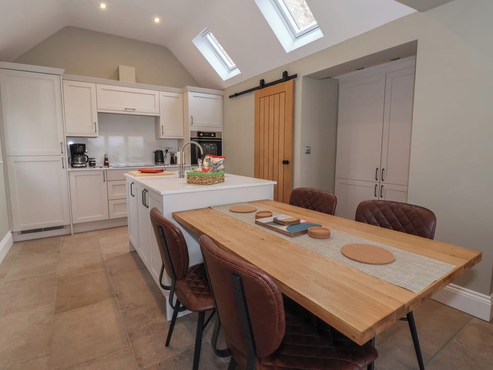 Cottage | Dining
