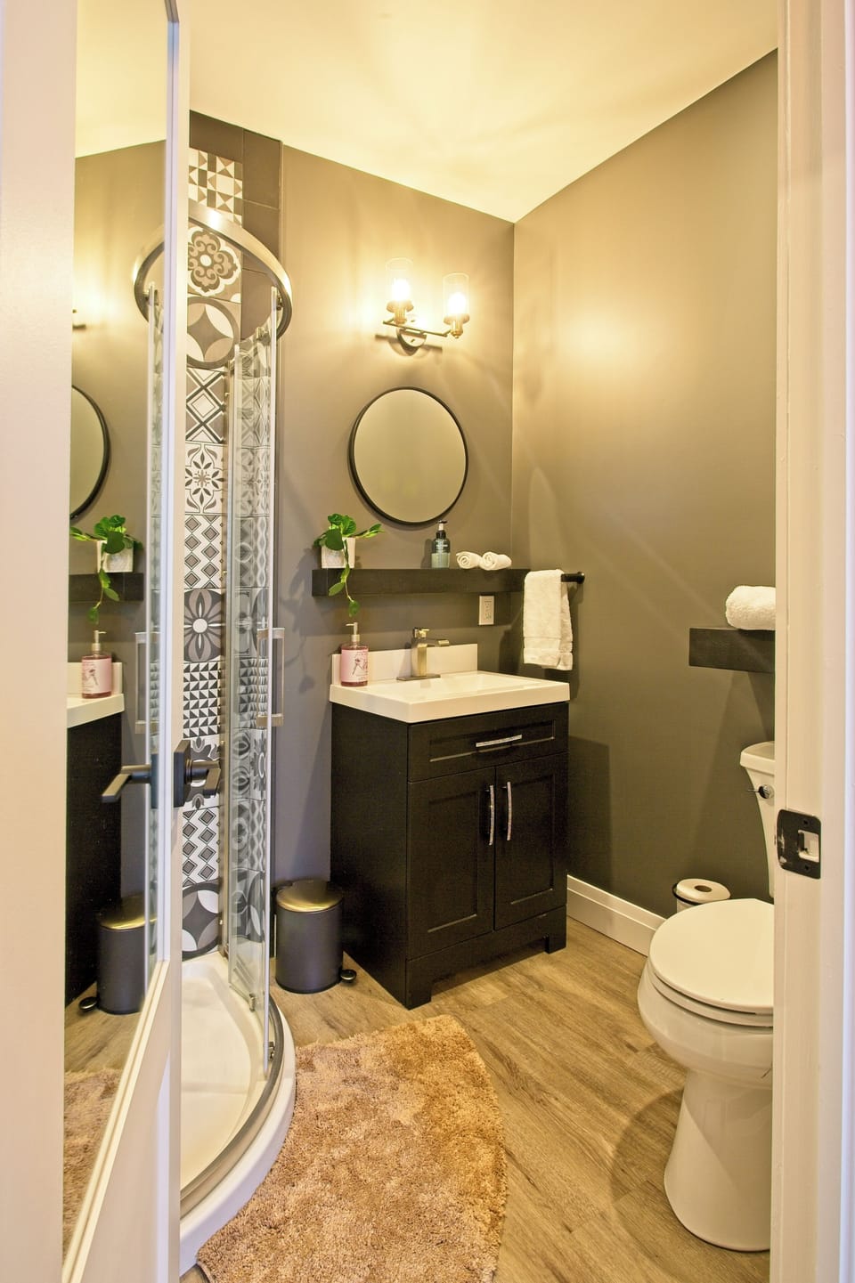 Luxury Room 1 | Bathroom | Shower, free toiletries, hair dryer, towels