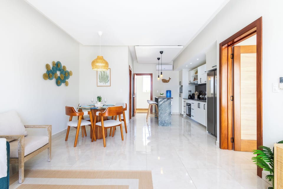 Deluxe Apartment, Pool View | Dining room