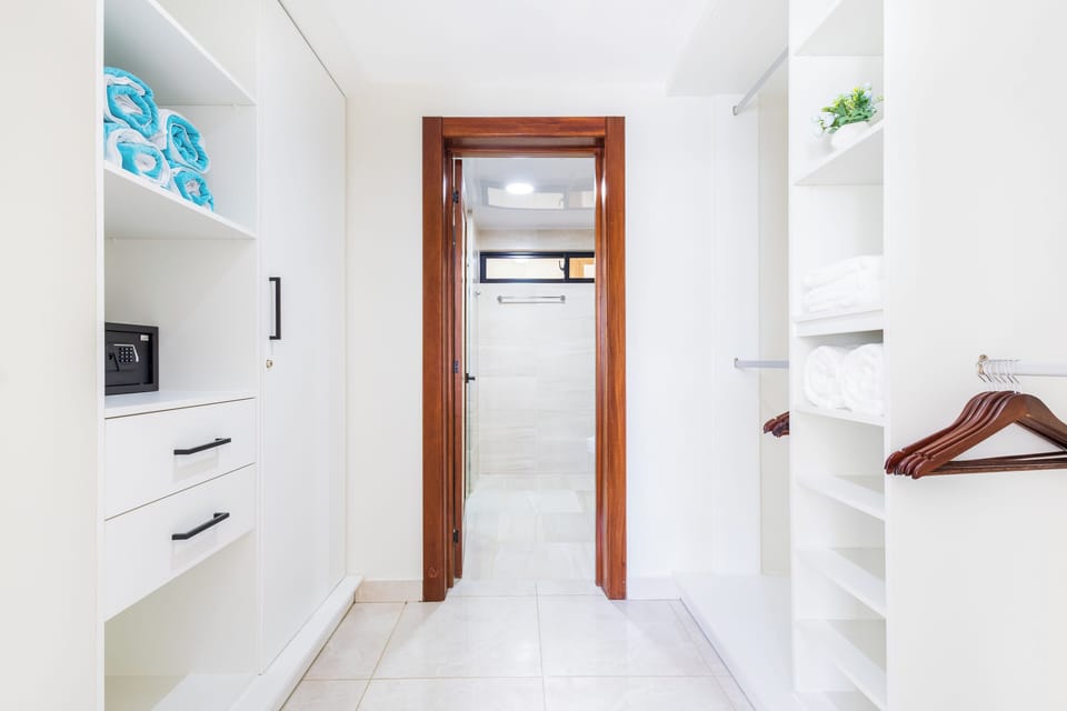 Deluxe Apartment, Pool View | Wardrobe