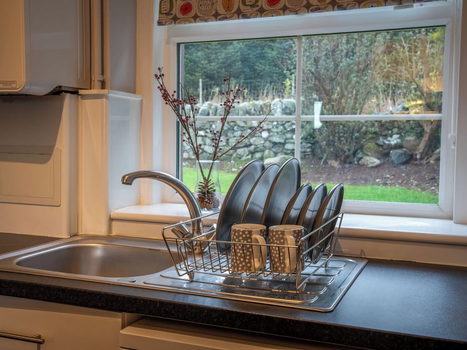 Cottage | Private kitchen | Dishwasher, cookware/dishes/utensils