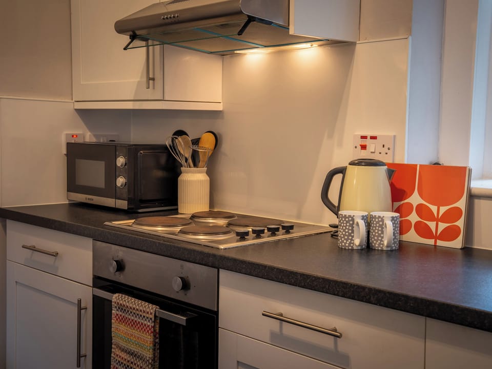 Cottage | Private kitchen | Dishwasher, cookware/dishes/utensils