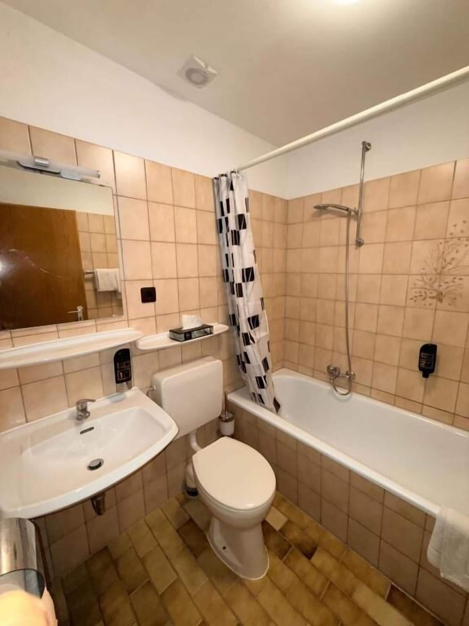 Deluxe Double Room | Bathroom | Shower, hair dryer, towels, soap