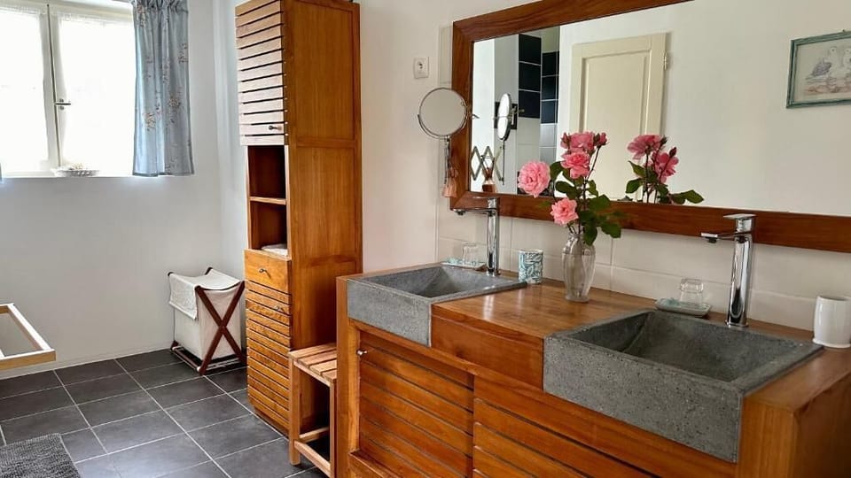 Chambre Dane | Bathroom | Bathrobes, slippers