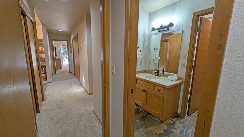 Big Leaf Hot Tub Ping Pong Sharc Stay Cottage in Sunriver