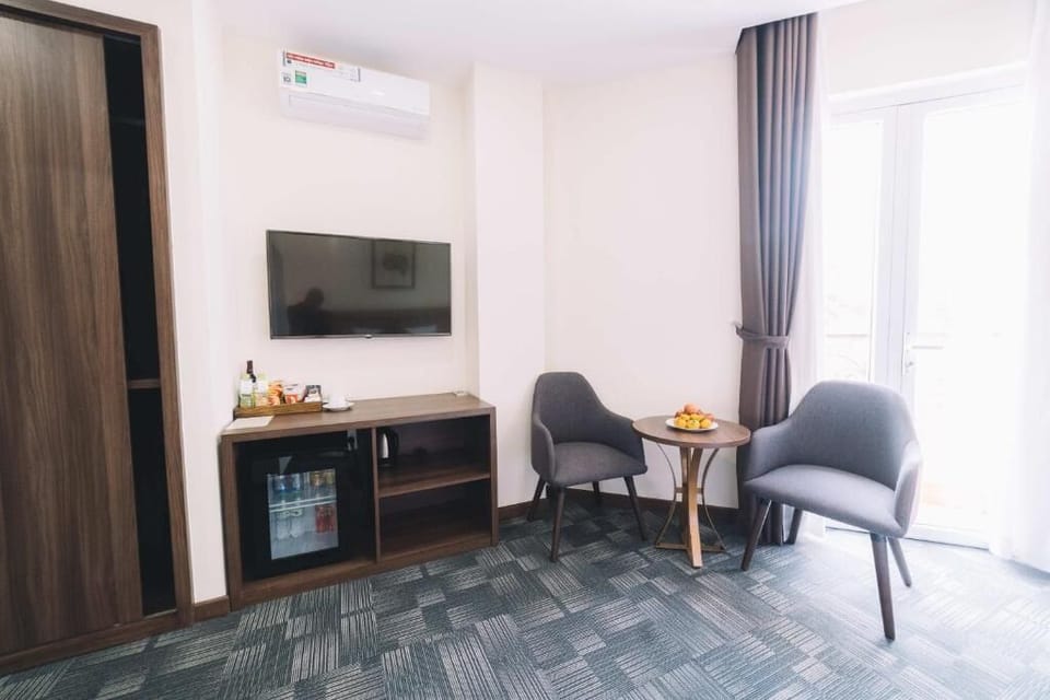 Suite, Balcony, City View | Interior