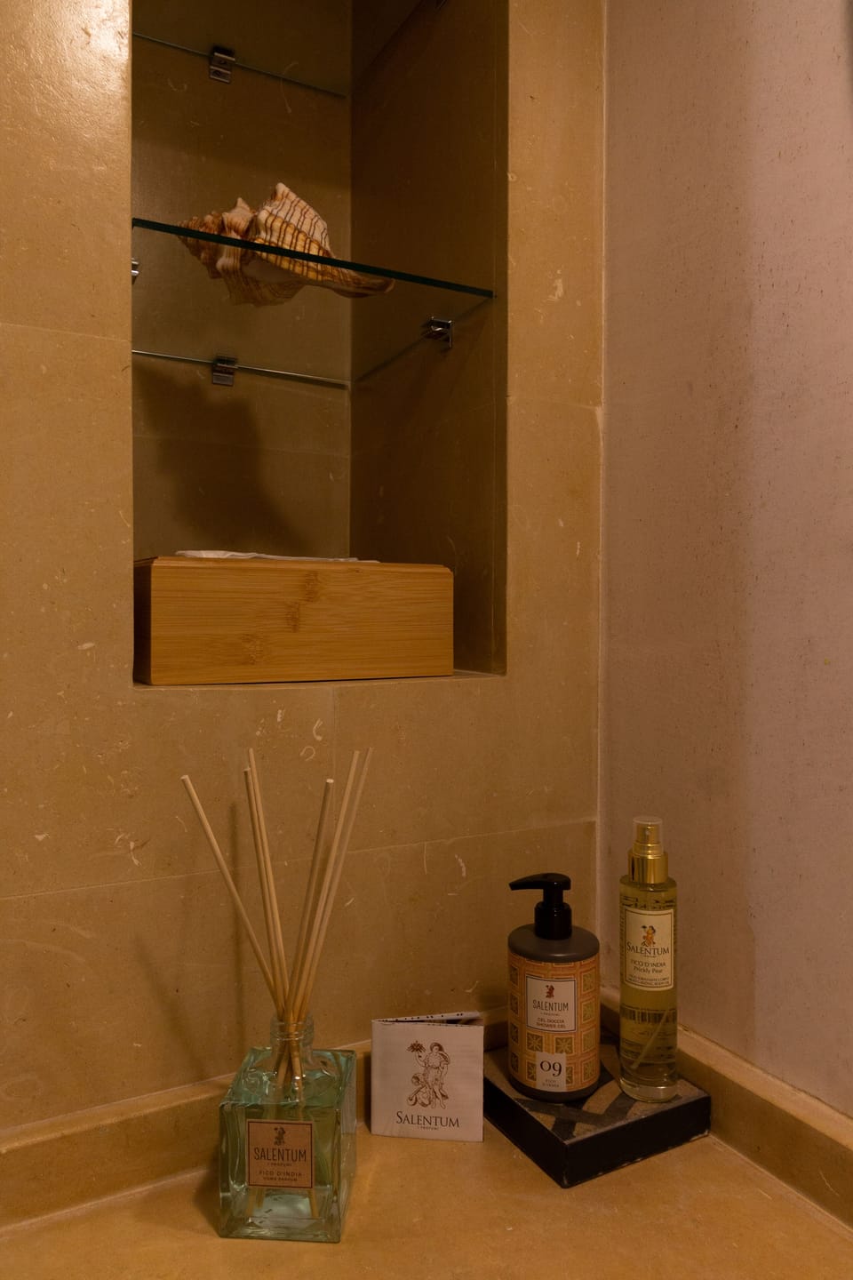 Shower, free toiletries, hair dryer, bidet