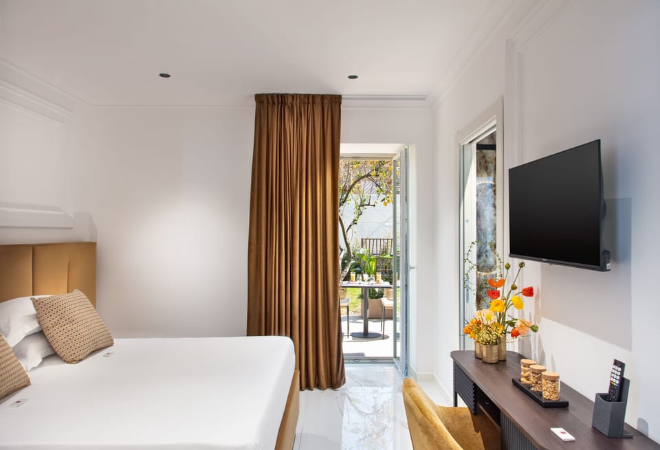 Luxury Apartment, Garden View | Premium bedding, down comforters, memory foam beds, in-room safe