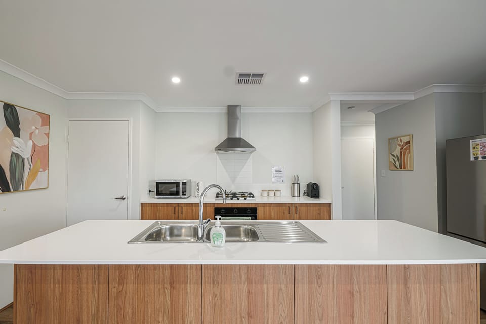 Deluxe Townhome, Garden View | Private kitchen
