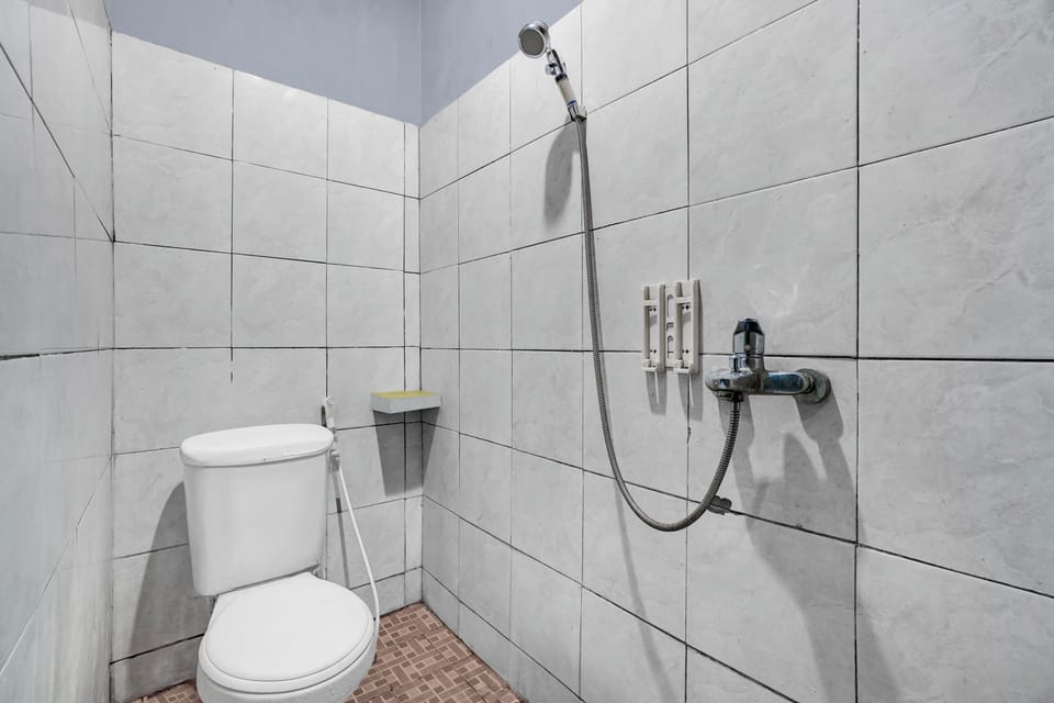 Standard Double Room | Bathroom | Shower, towels, soap, shampoo