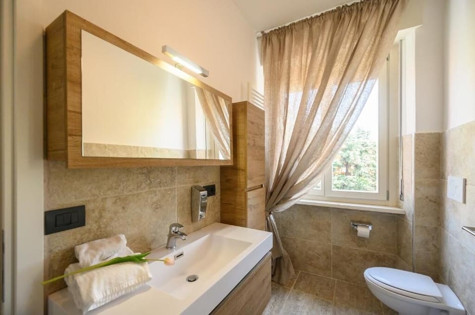 Deluxe Double Room, Non Smoking, Courtyard View | Bathroom | Shower, hair dryer, towels, soap