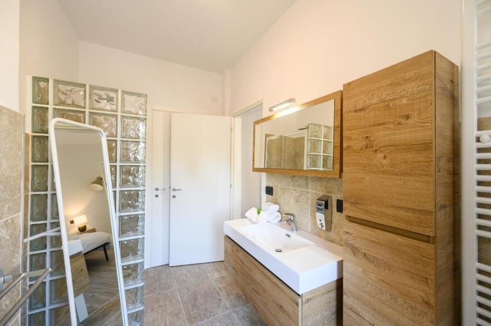 Deluxe Double Room, Non Smoking, Courtyard View | Bathroom | Shower, hair dryer, towels, soap