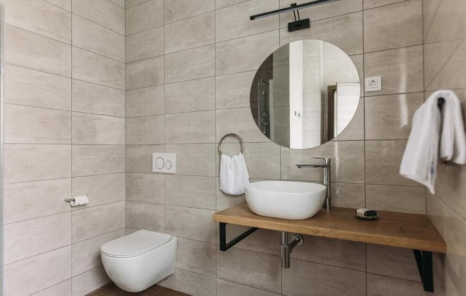 Comfort Double Room, Garden View | Bathroom | Shower, hydromassage showerhead, free toiletries, hair dryer