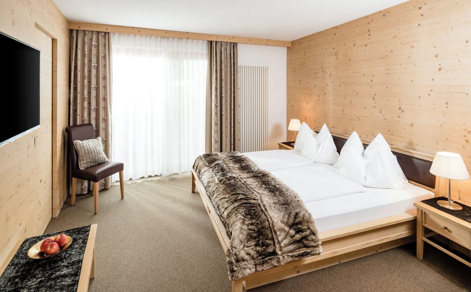 Suite, Mountain View | Minibar, in-room safe, desk, laptop workspace